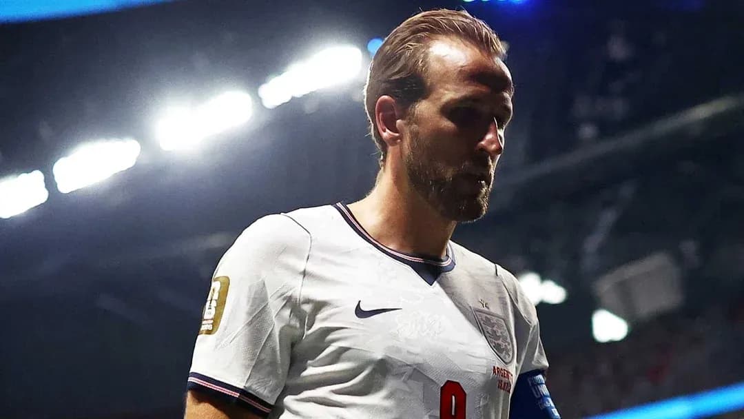 Jugador de Inglaterra saliendo del campo tras partido Jugador de Inglaterra saliendo del campo tras partido