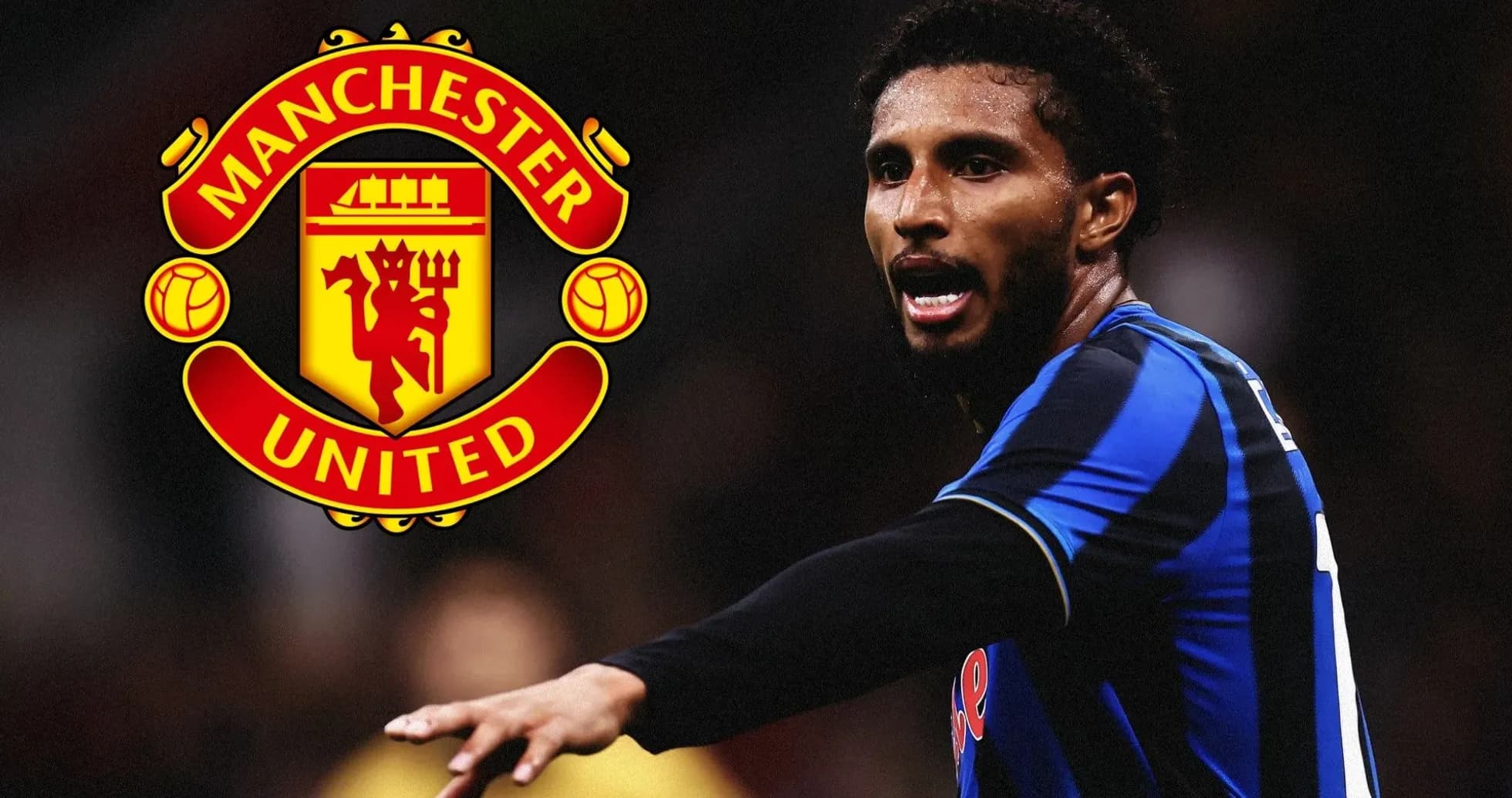 Jugador señalando mientras aparece el logo de Manchester United Jugador señalando mientras aparece el logo de Manchester United