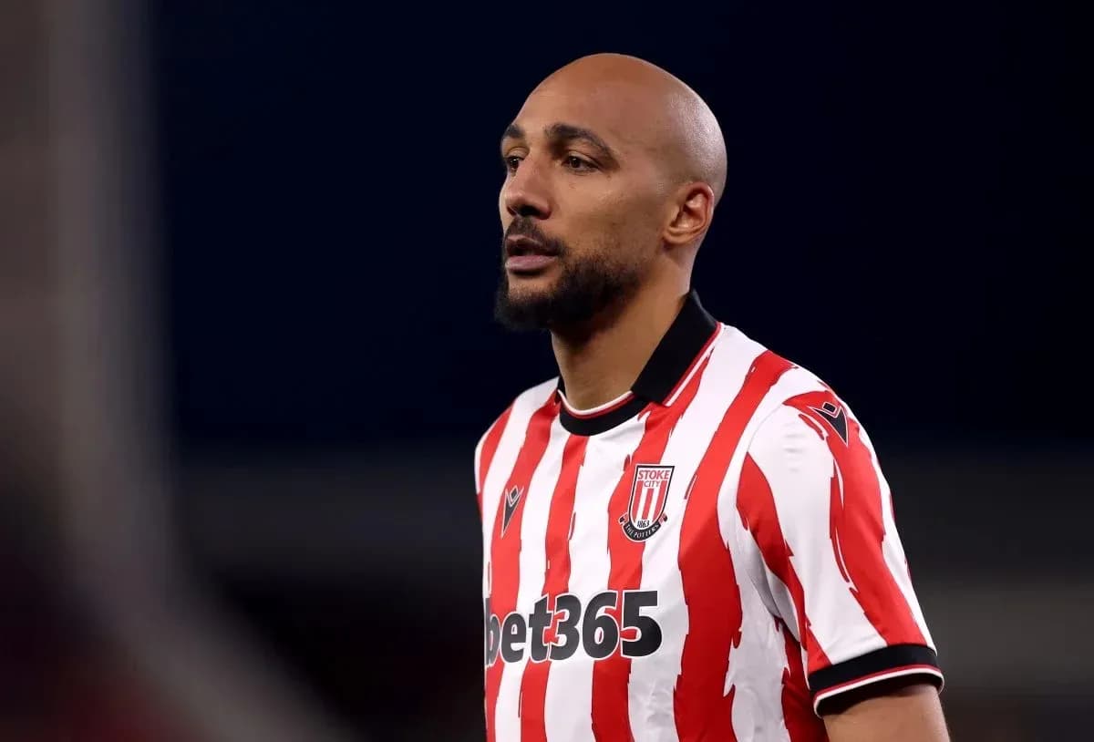 Jugador de Stoke City con camiseta a rayas rojas y blancas Jugador de Stoke City con camiseta a rayas rojas y blancas