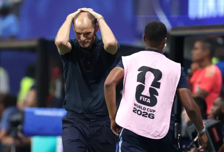Entrenador preocupado en la línea de banda durante el partido Entrenador preocupado en la línea de banda durante el partido