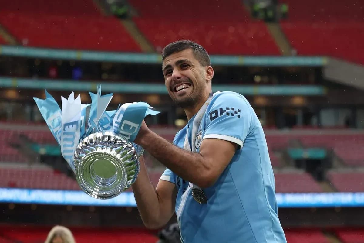 Jugador de Manchester City sosteniendo el trofeo Jugador de Manchester City sosteniendo el trofeo