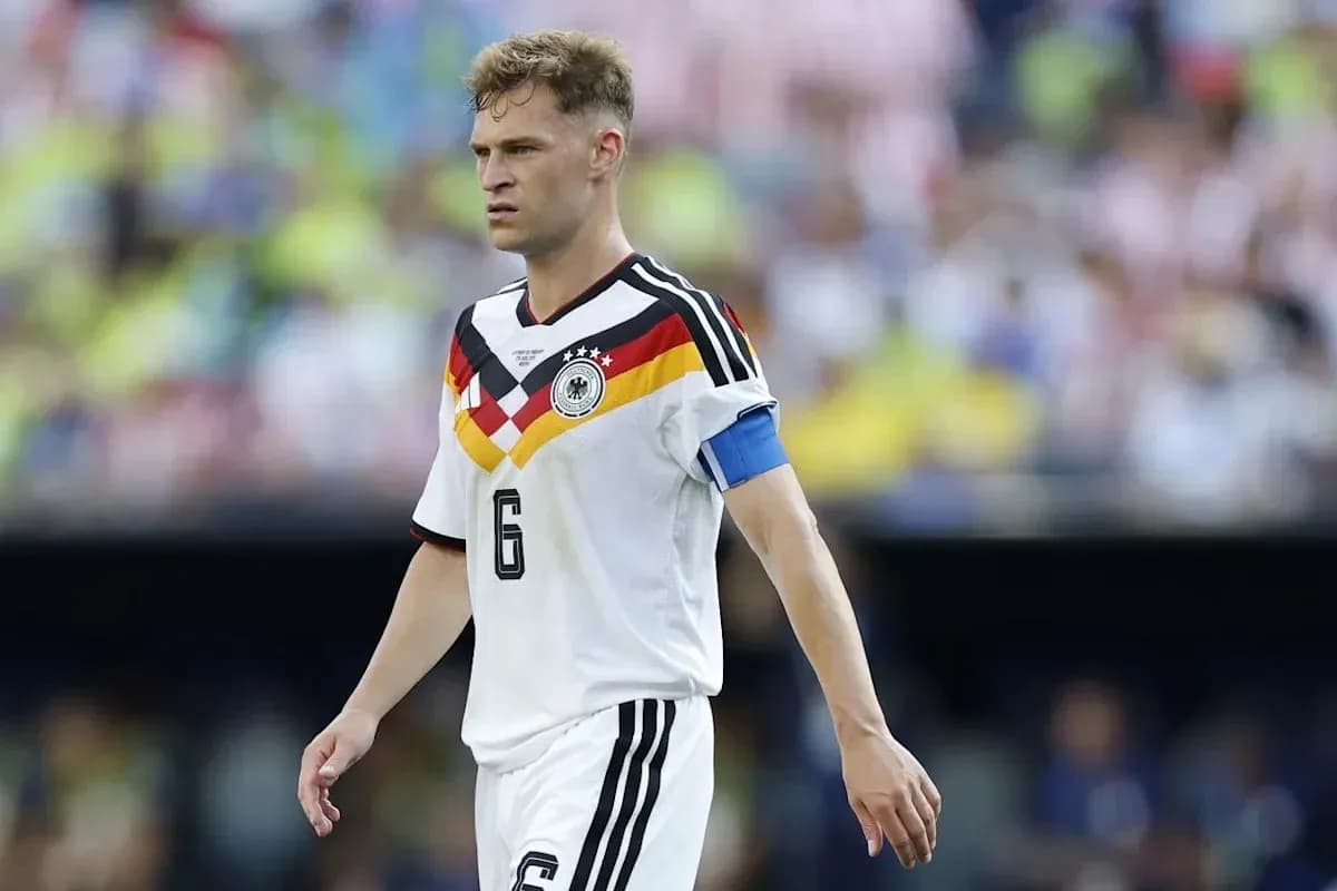 Jugador alemán con camiseta blanca y cinta de capitán Jugador alemán con camiseta blanca y cinta de capitán