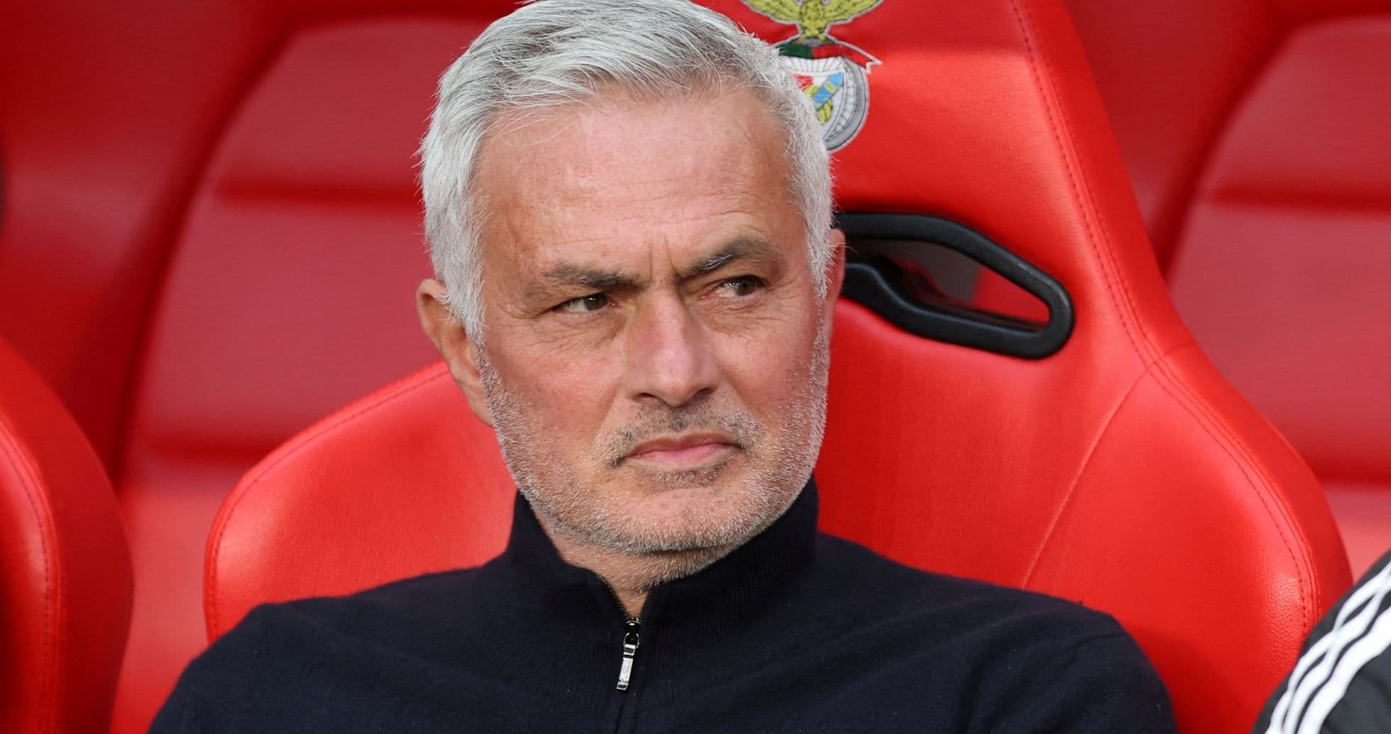 Entrenador sentado en banco con fondo rojo Entrenador sentado en banco con fondo rojo