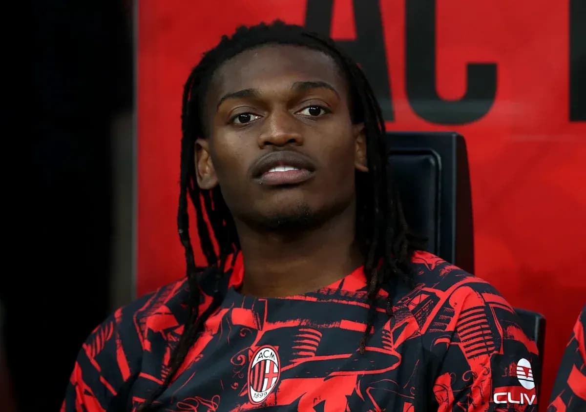 Jugador sentado en el banquillo del AC Milan Jugador sentado en el banquillo del AC Milan