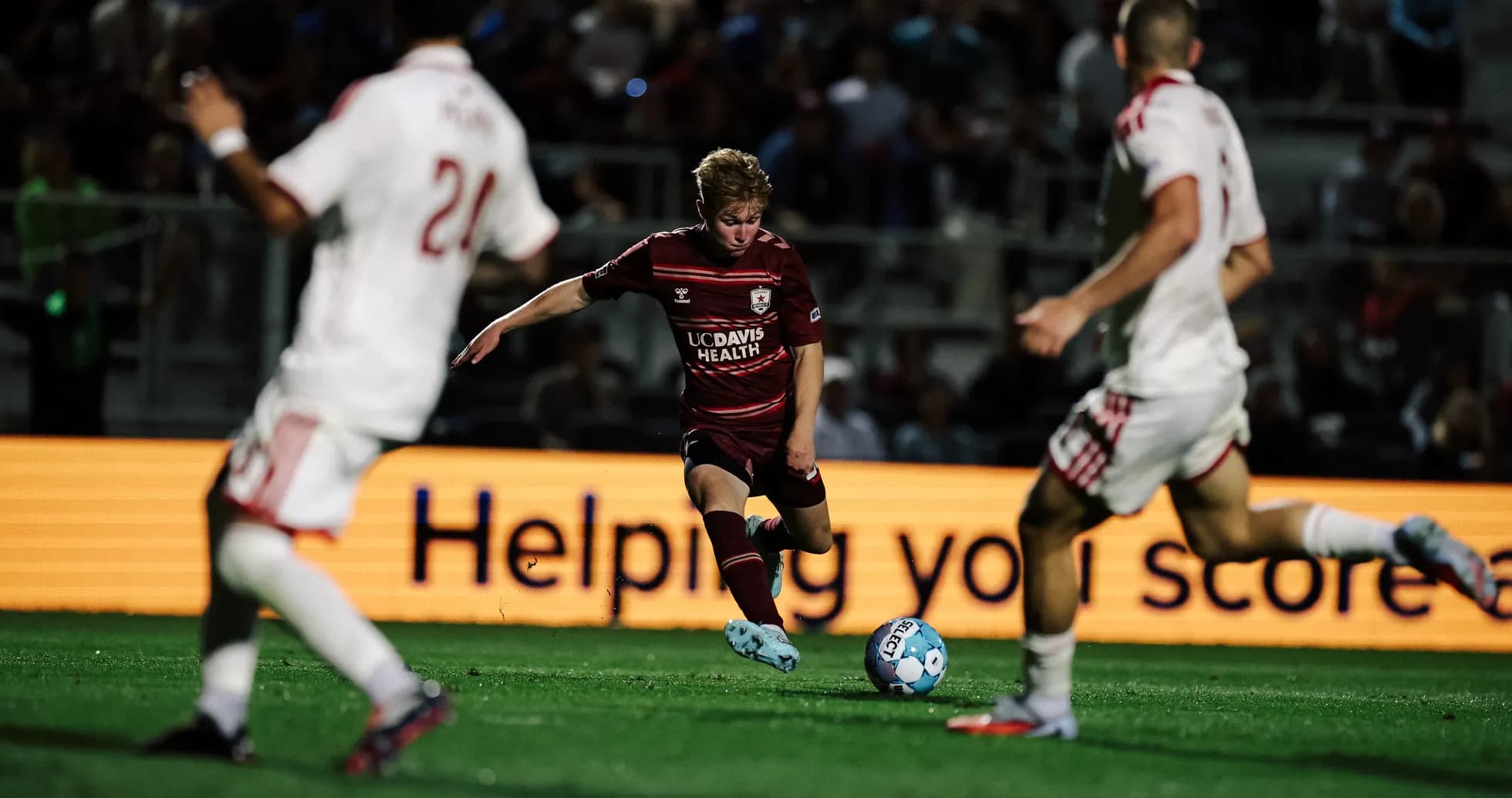 Jugador de Sacramento Republic controlando el balón Jugador de Sacramento Republic controlando el balón
