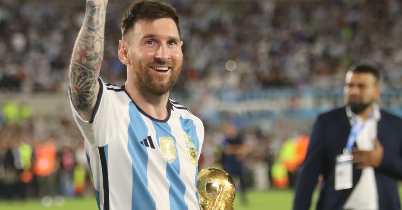 Jugador argentino celebrando con la copa del mundo Jugador argentino celebrando con la copa del mundo
