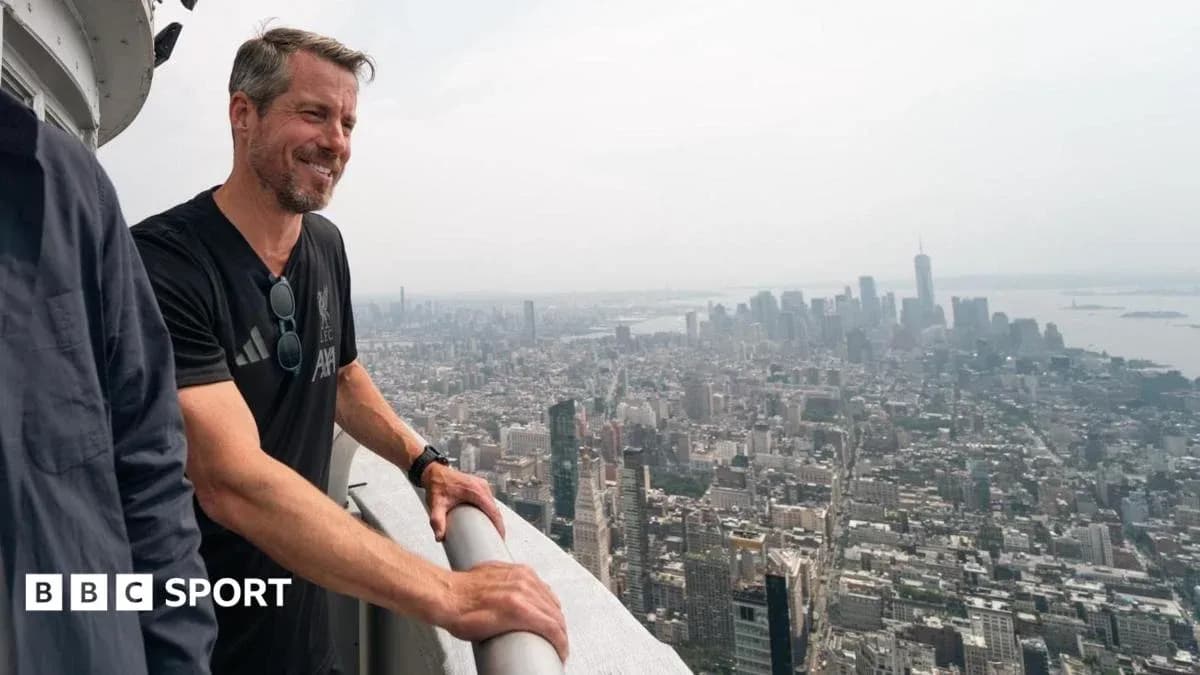 Hombre en mirador con vista panorámica de la ciudad Hombre en mirador con vista panorámica de la ciudad