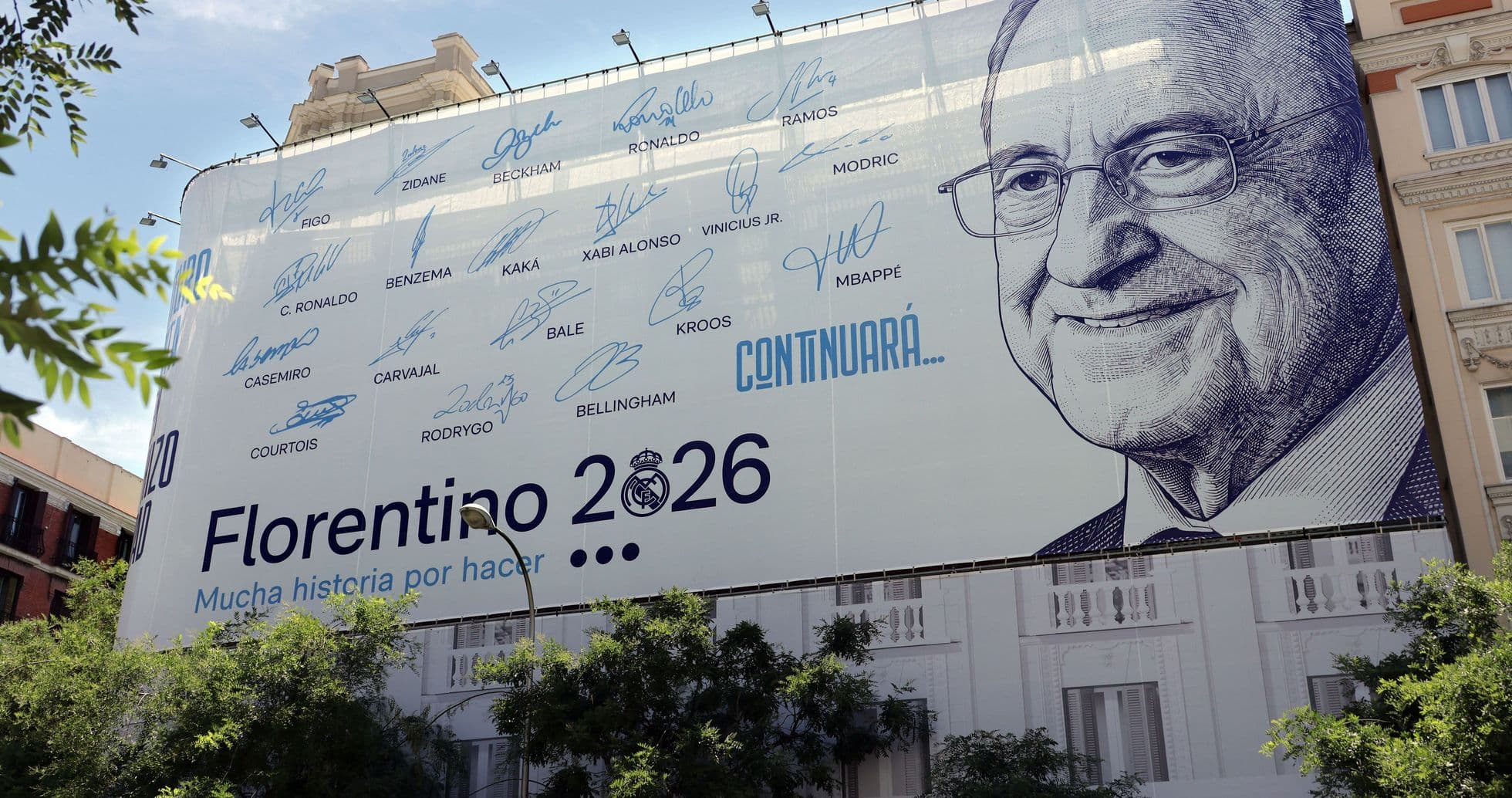 Gran cartel de Florentino Pérez con firmas de jugadores Gran cartel de Florentino Pérez con firmas de jugadores