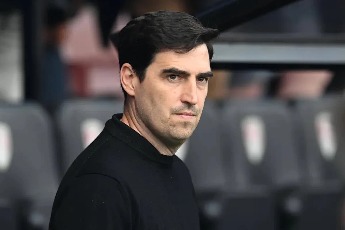Entrenador observando desde el banquillo durante el partido Entrenador observando desde el banquillo durante el partido