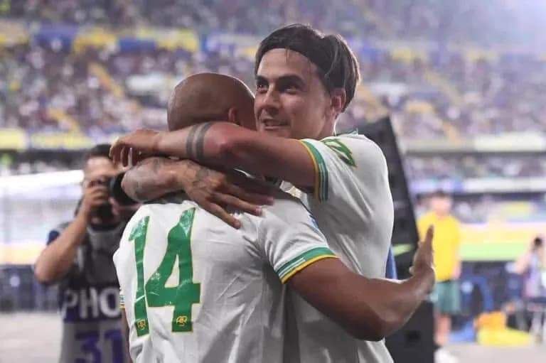 Jugadores abrazándose después del partido en estadio Jugadores abrazándose después del partido en estadio
