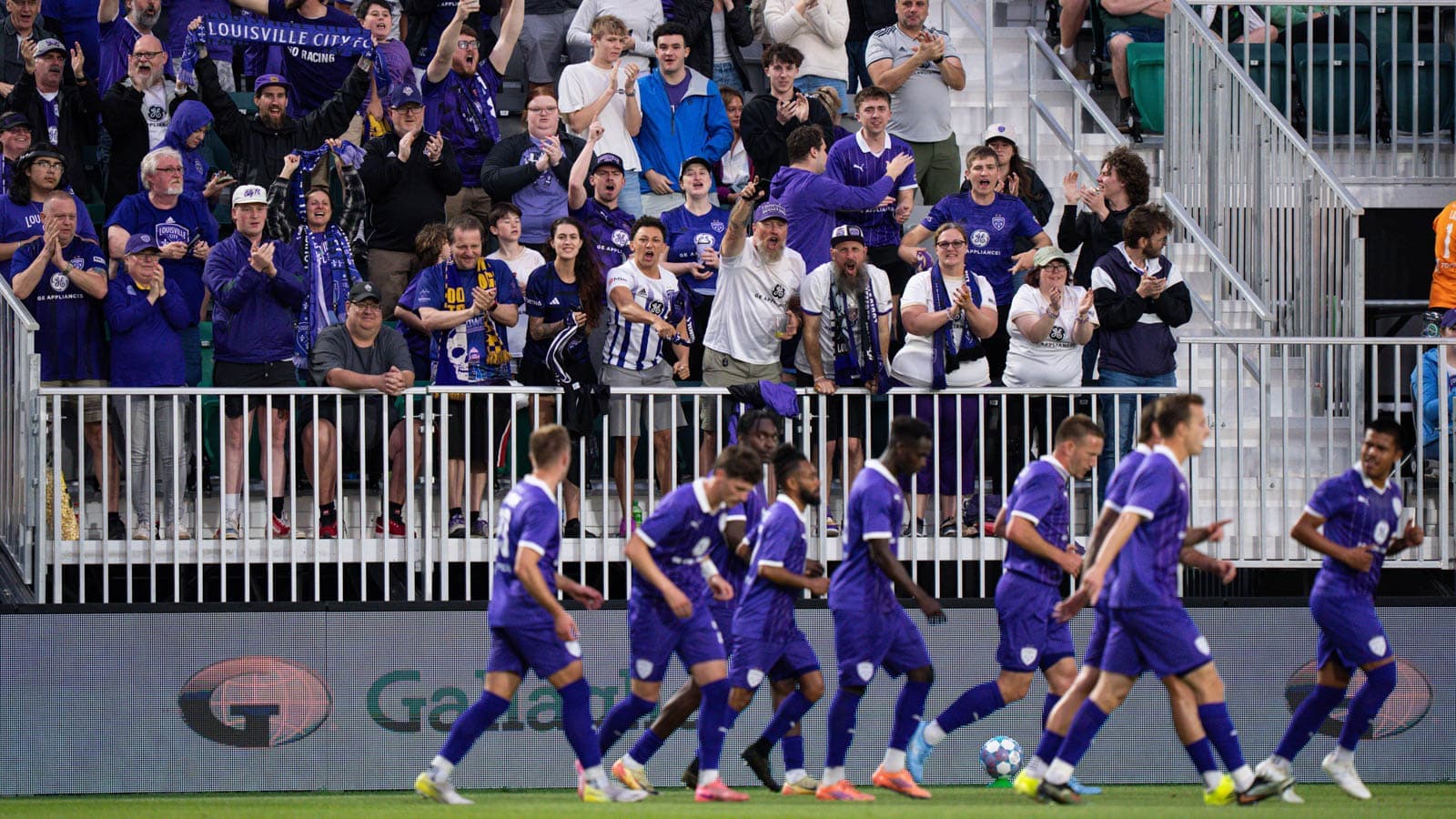 Aficionados de Louisville City FC en el estadio Aficionados de Louisville City FC en el estadio