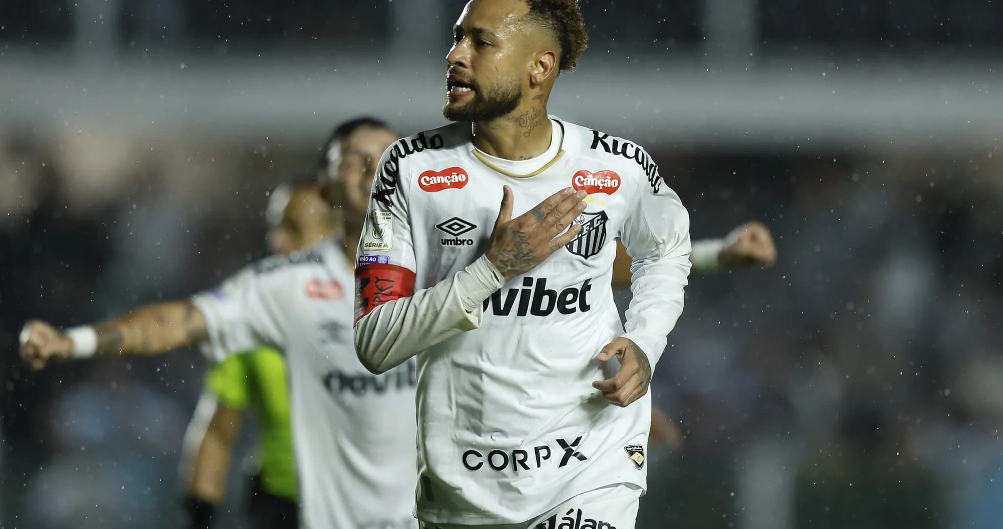 Neymar celebrando un gol con Santos en lluvia Neymar celebrando un gol con Santos en lluvia