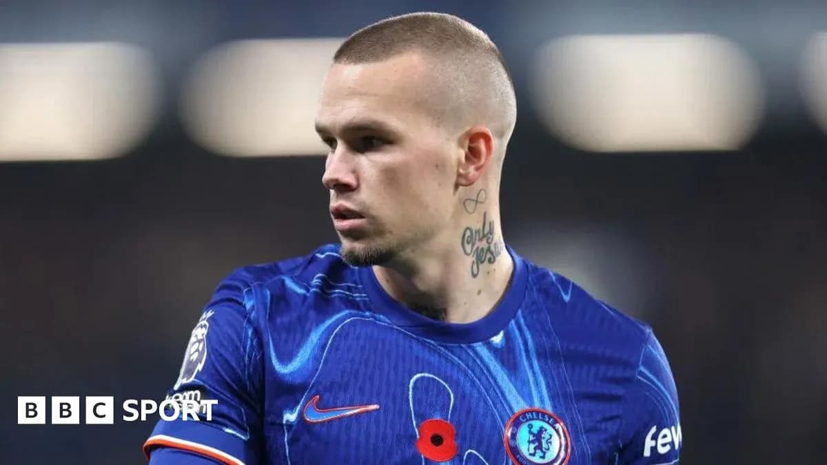 Jugador de Chelsea en uniforme durante un partido Jugador de Chelsea en uniforme durante un partido
