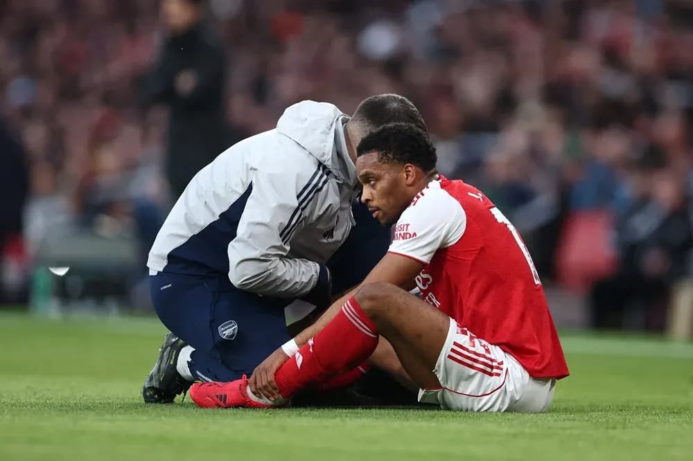 Jugador de Arsenal siendo atendido por médico en campo Jugador de Arsenal siendo atendido por médico en campo