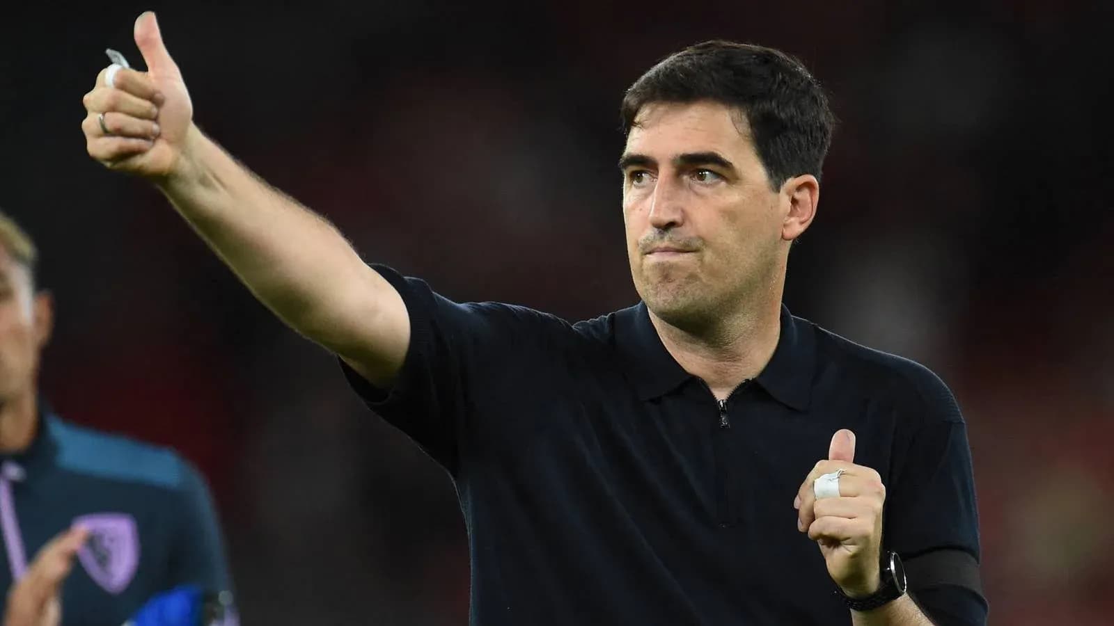 Entrenador levantando el pulgar en señal de aprobación Entrenador levantando el pulgar en señal de aprobación