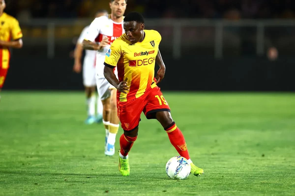 Jugador de Lecce corriendo con el balón Jugador de Lecce corriendo con el balón