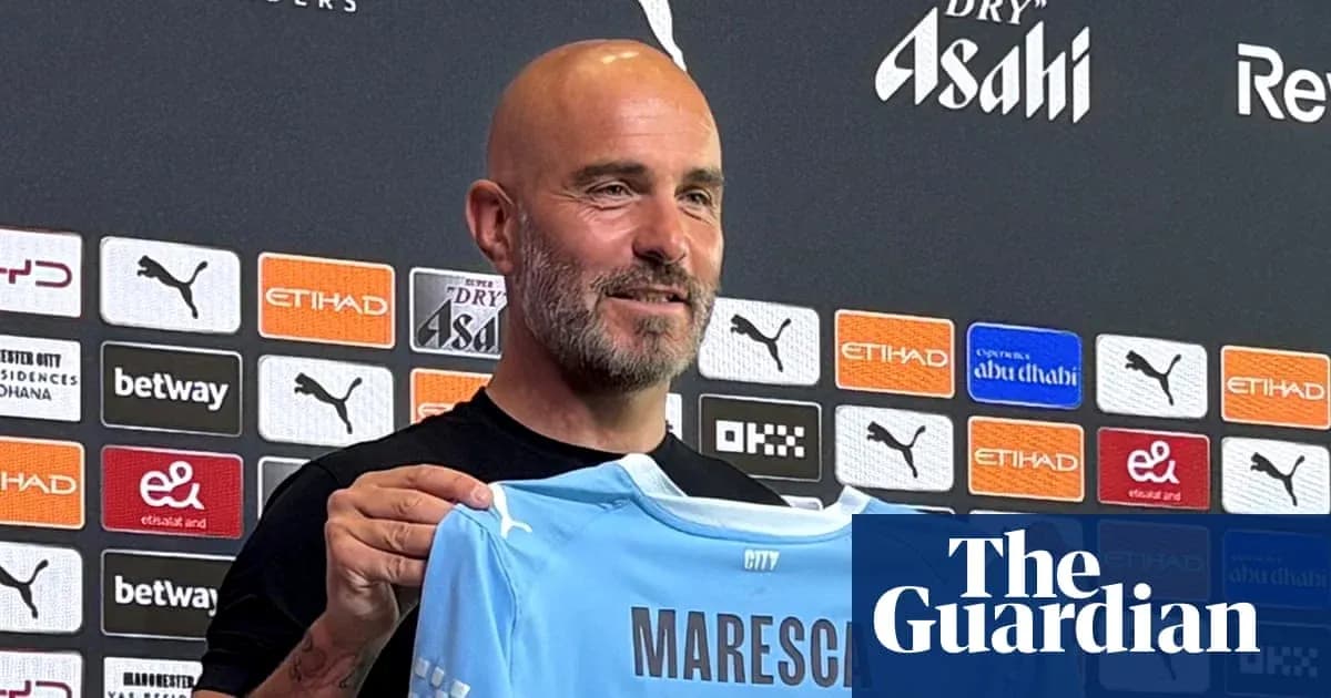 Entrenador presentando camiseta del Manchester City Entrenador presentando camiseta del Manchester City