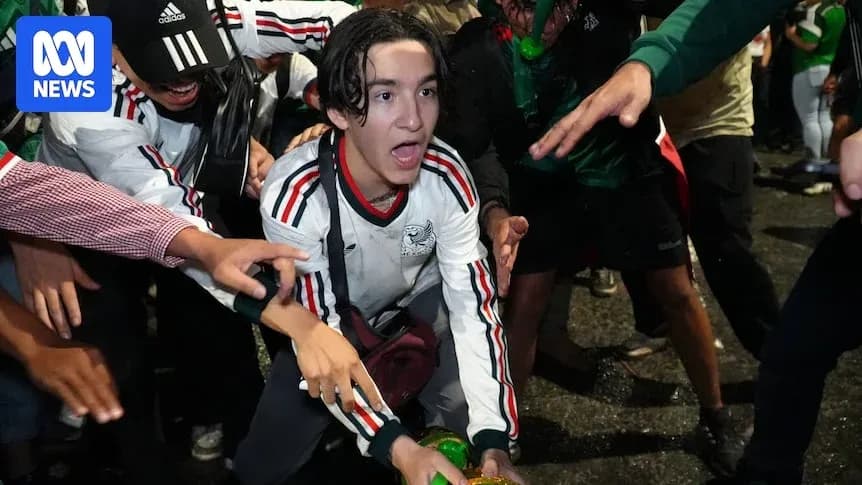 Joven celebrando en la calle con otros aficionados Joven celebrando en la calle con otros aficionados