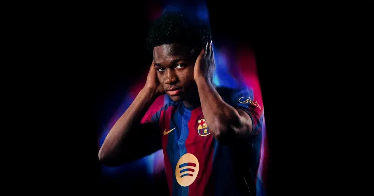 Jugador de Barcelona posando con camiseta del equipo Jugador de Barcelona posando con camiseta del equipo