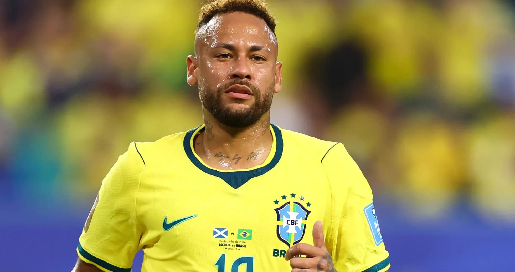 Jugador brasileño con camiseta amarilla en el campo Jugador brasileño con camiseta amarilla en el campo