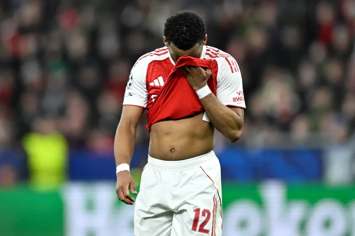 Jugador con camiseta de Ajax, cabizbajo en el campo Jugador con camiseta de Ajax, cabizbajo en el campo
