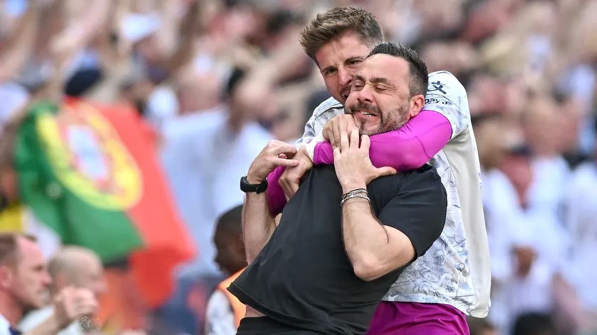 Dos entrenadores abrazándose en el campo de juego Dos entrenadores abrazándose en el campo de juego