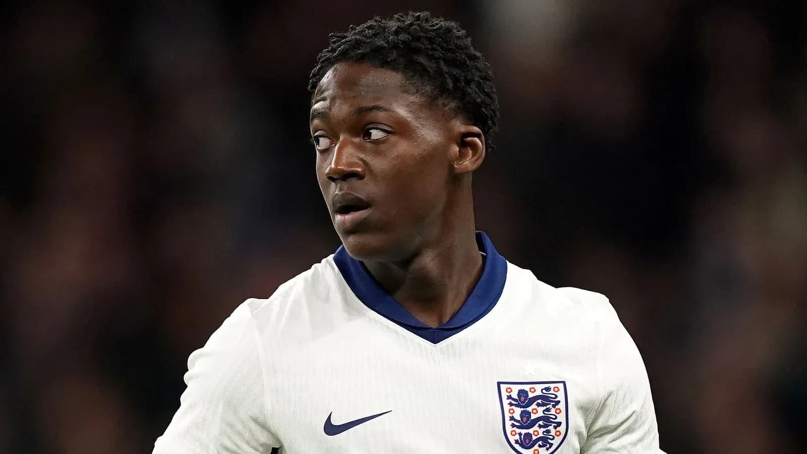 Jugador de Inglaterra en el campo durante un partido Jugador de Inglaterra en el campo durante un partido