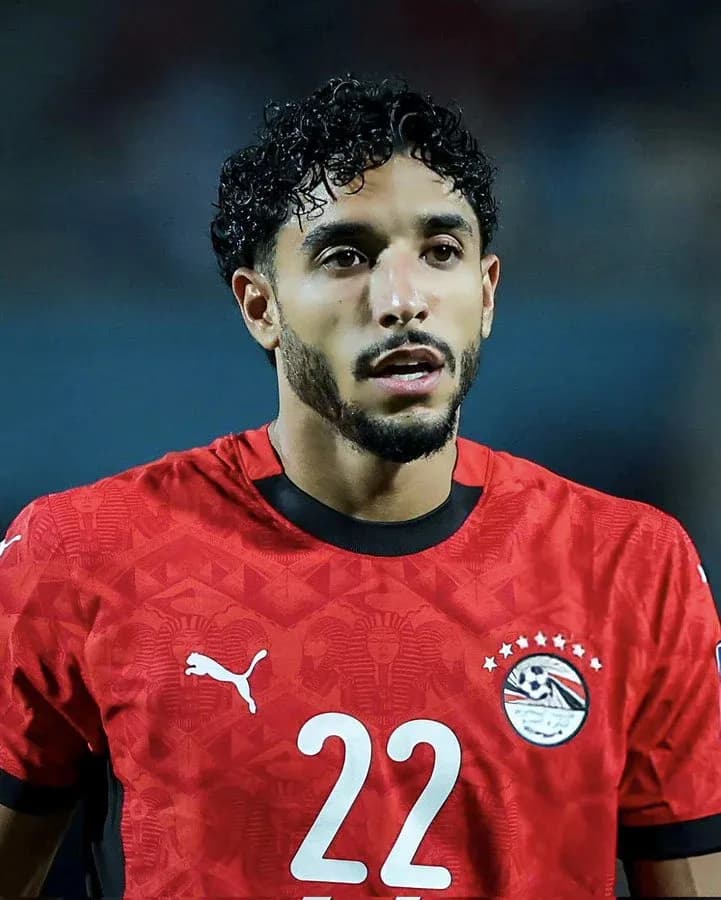 Jugador de Egipto con camiseta roja durante partido Jugador de Egipto con camiseta roja durante partido