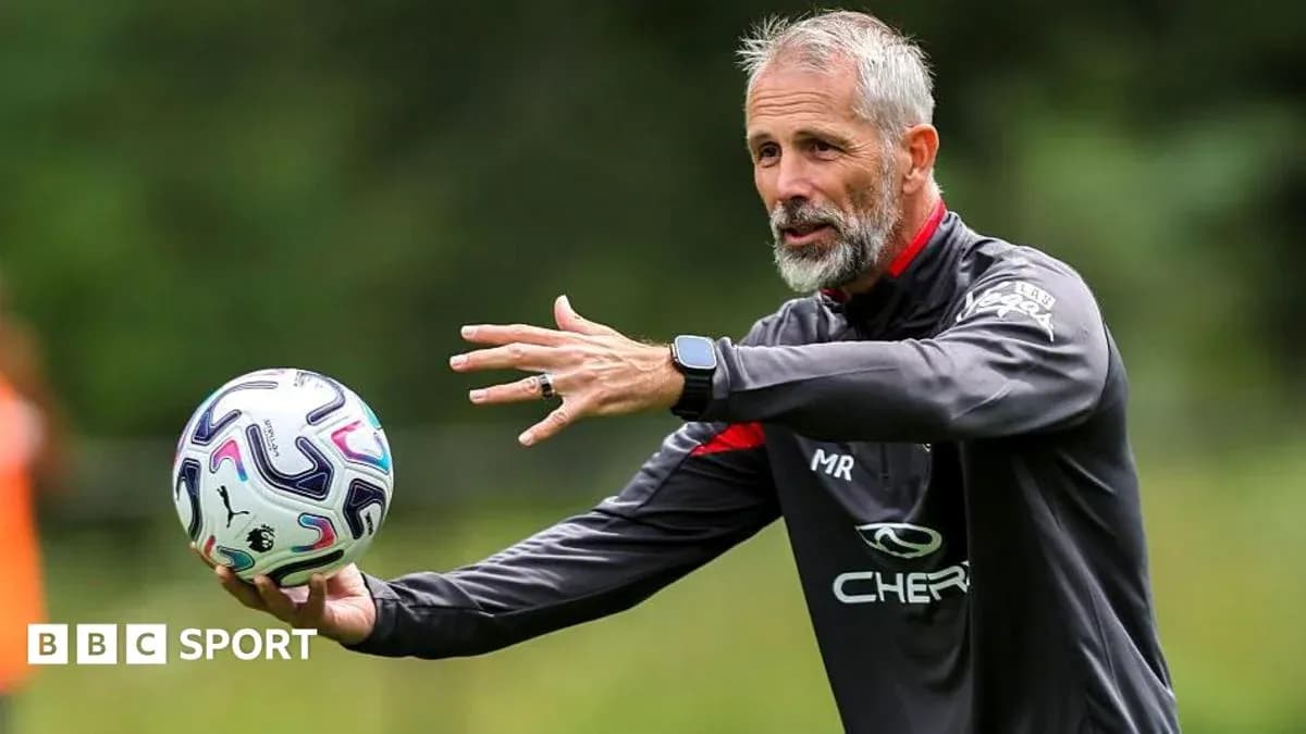 Entrenador dirigiendo la sesión con un balón Entrenador dirigiendo la sesión con un balón