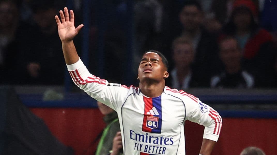 Jugador de Olympique de Lyon levantando la mano en el campo Jugador de Olympique de Lyon levantando la mano en el campo