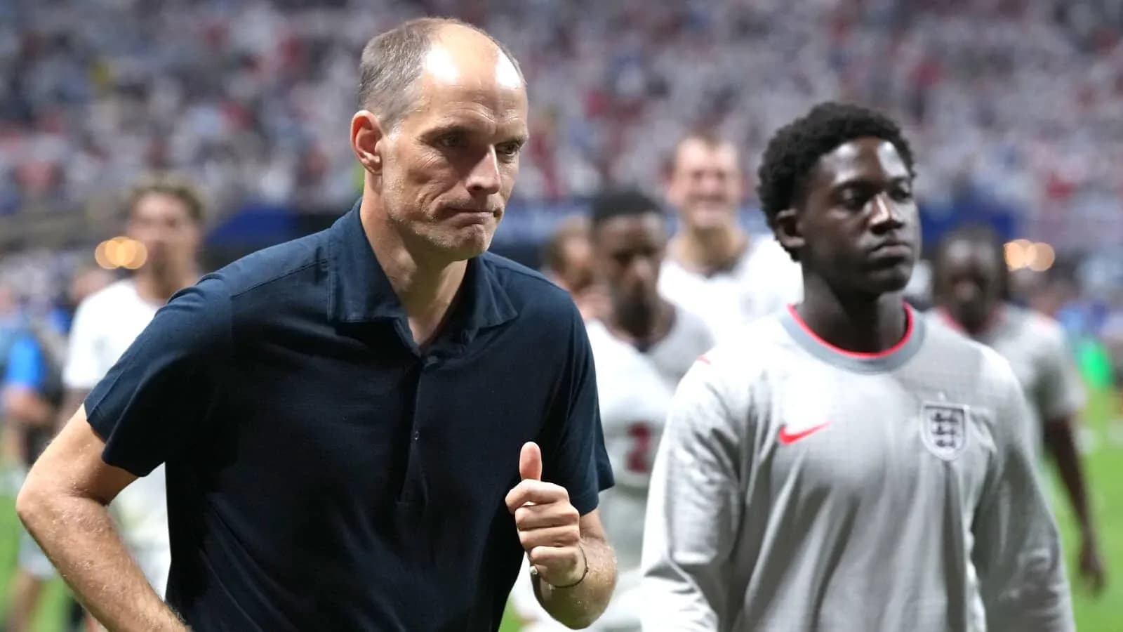 Entrenador y jugadores saliendo del campo tras partido Entrenador y jugadores saliendo del campo tras partido