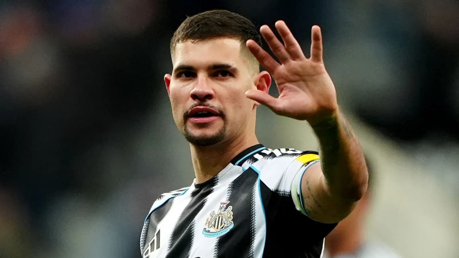 Jugador de Newcastle saludando al público Jugador de Newcastle saludando al público