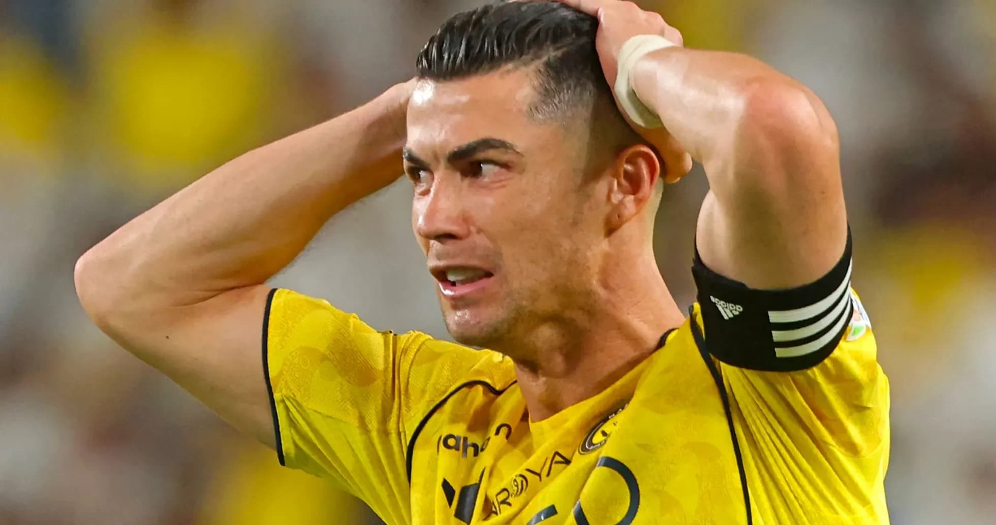Jugador con camiseta amarilla se lleva las manos a la cabeza Jugador con camiseta amarilla se lleva las manos a la cabeza
