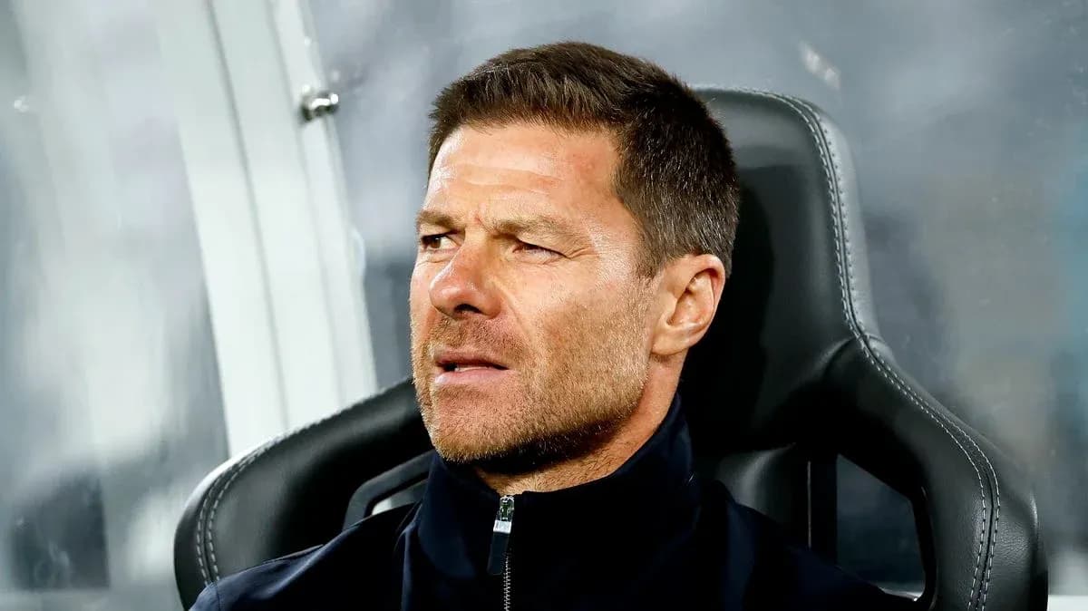 Entrenador en el banquillo durante el partido Entrenador en el banquillo durante el partido