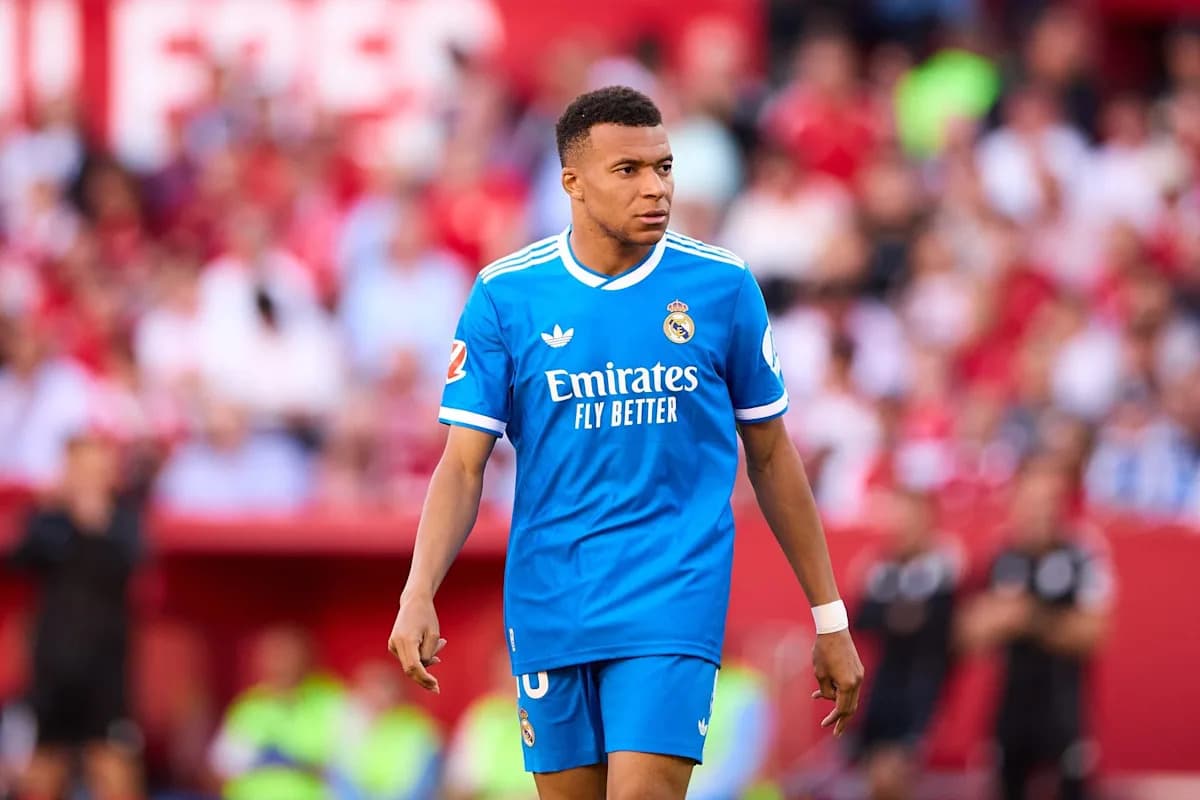 Jugador de Real Madrid en camiseta azul durante partido Jugador de Real Madrid en camiseta azul durante partido
