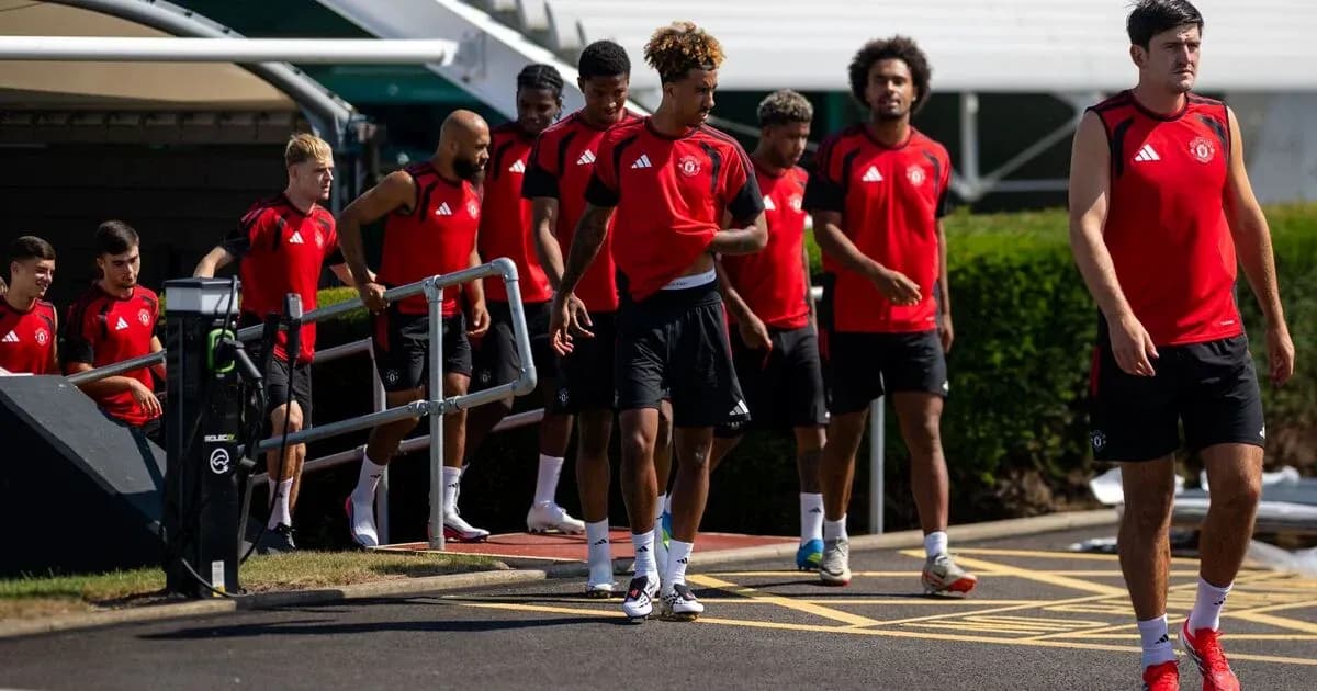 Jugadores de Manchester United llegando al entrenamiento Jugadores de Manchester United llegando al entrenamiento
