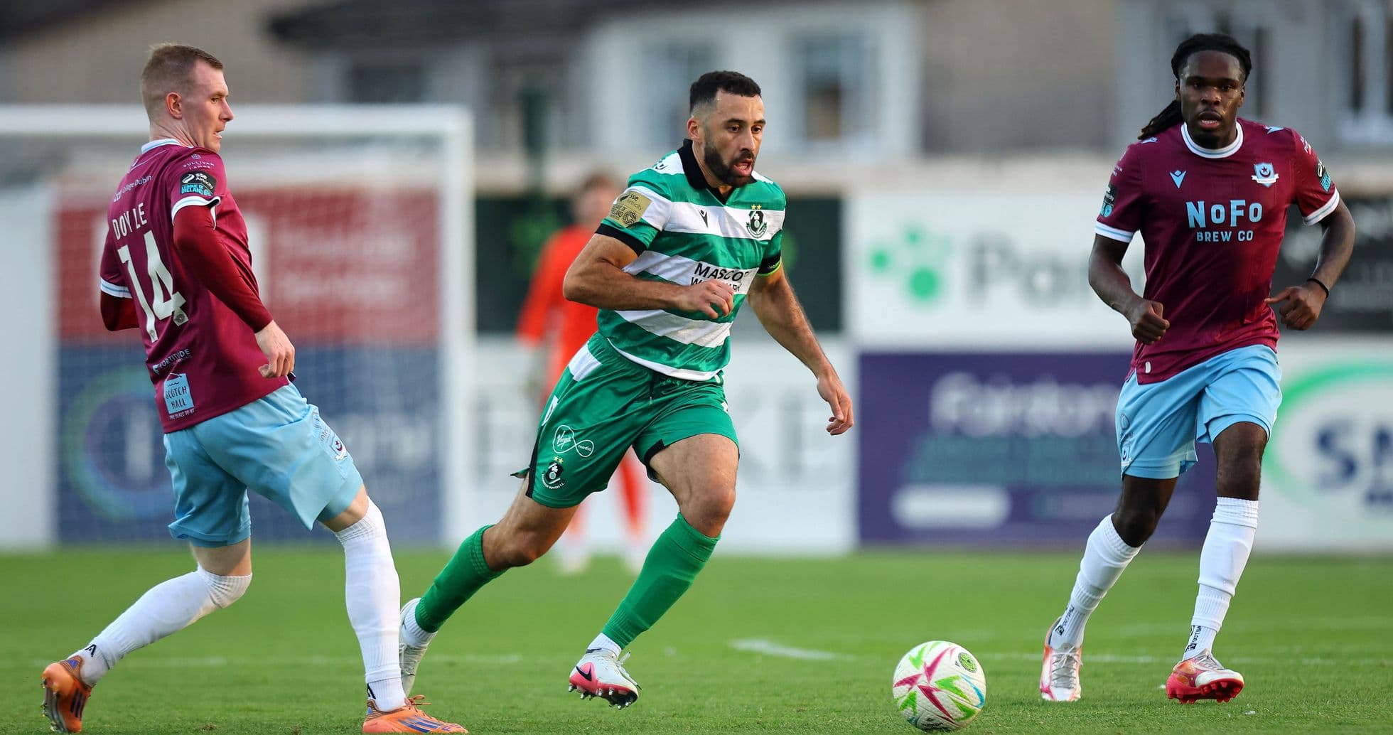 Jugador de Shamrock Rovers corriendo con el balón Jugador de Shamrock Rovers corriendo con el balón