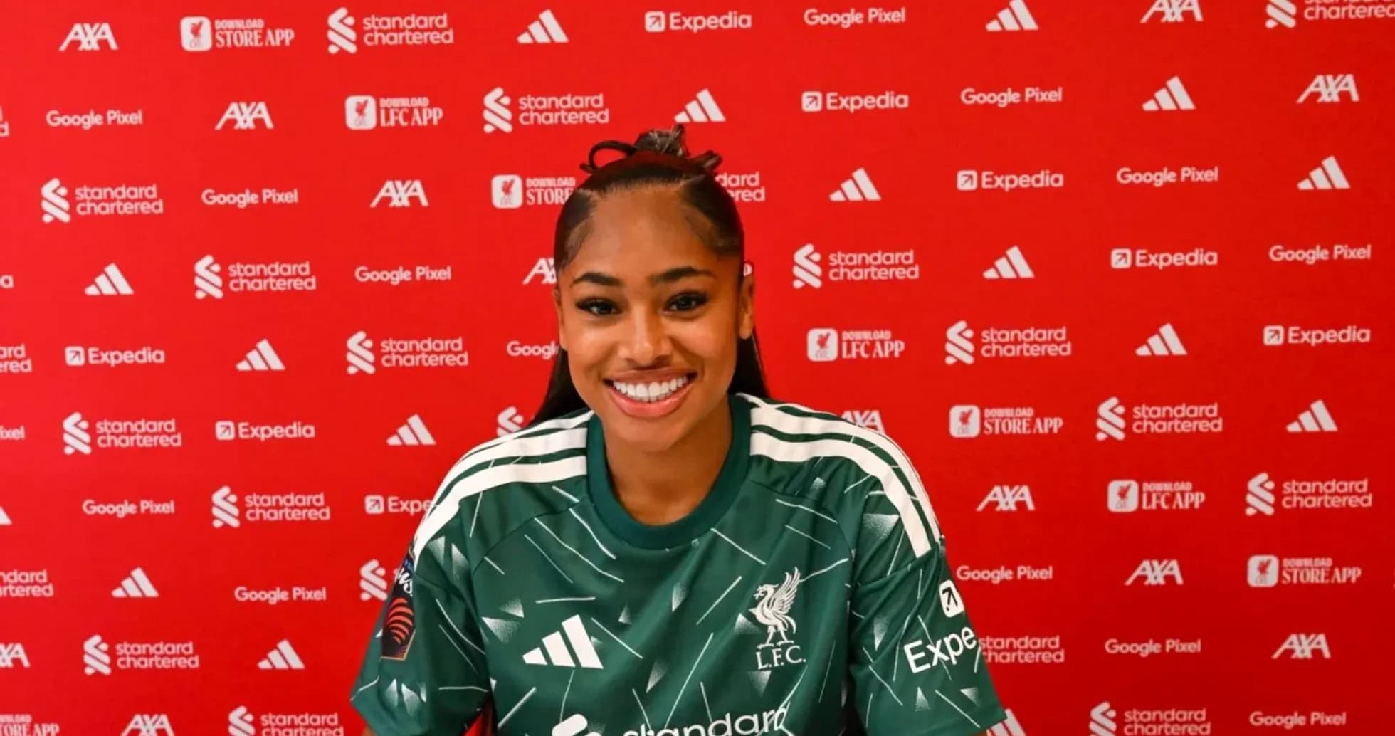 Jugadora de Liverpool en rueda de prensa sonriente Jugadora de Liverpool en rueda de prensa sonriente
