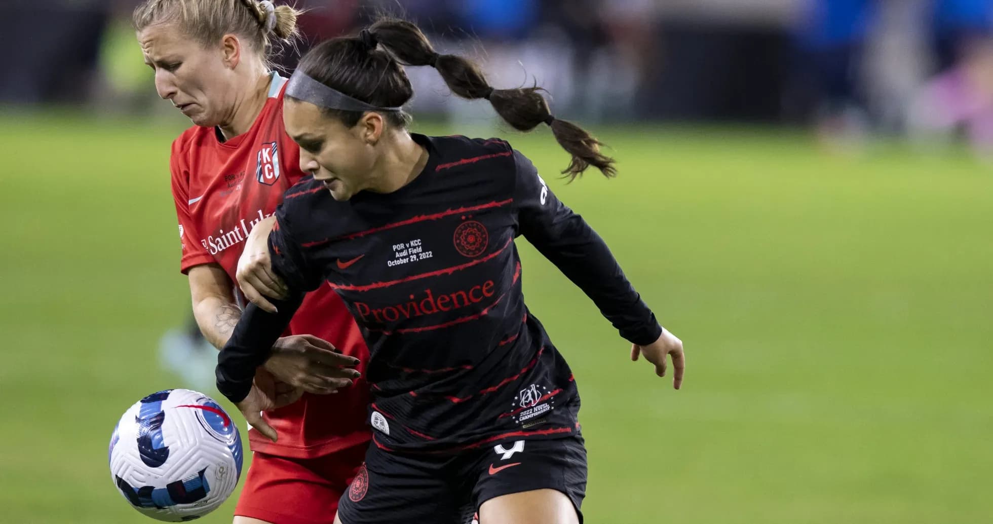 Jugadora de Portland Thorns compitiendo por el balón Jugadora de Portland Thorns compitiendo por el balón