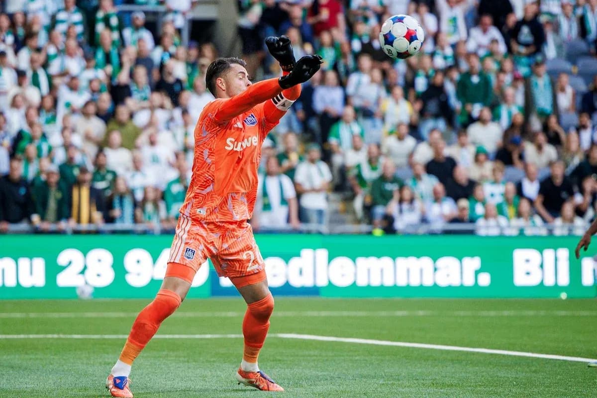 Portero lanzando el balón en partido Portero lanzando el balón en partido