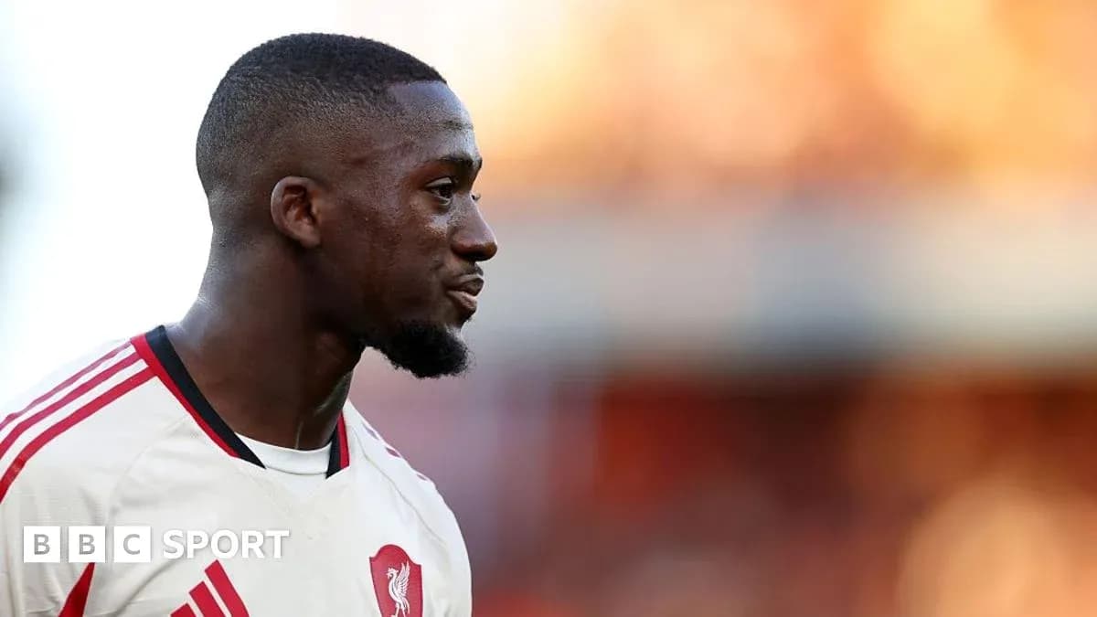 Jugador de Liverpool mirando hacia un lado durante el partido Jugador de Liverpool mirando hacia un lado durante el partido